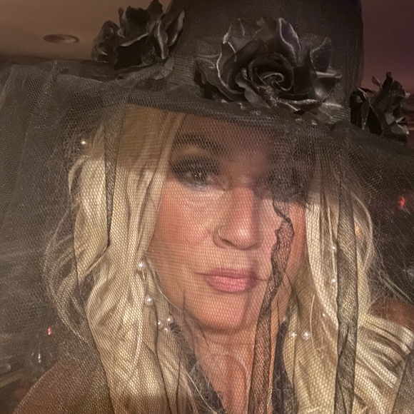 Meet your Posher, Gina⭐️⭐️⭐️⭐️⭐️ posh ambassador and five star rated seller - Picture 4 of 4